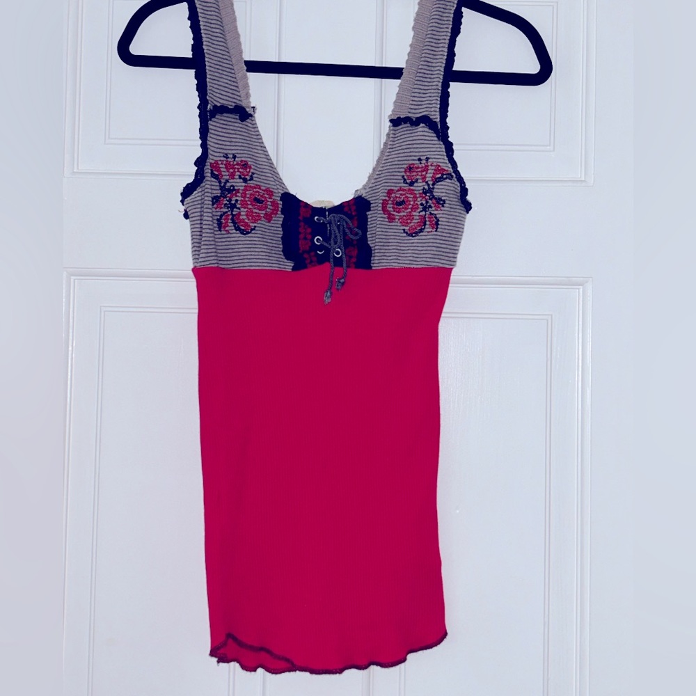 Lucky brand tank top with flower detail size small red